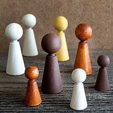 Hölzerne Aufstellungsfiguren auf einer Holzfläche
